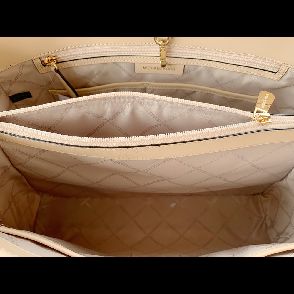 Gaby’sBags👜💕-NWT Michael Kors Tote Vanilla - Picture 6 of 8